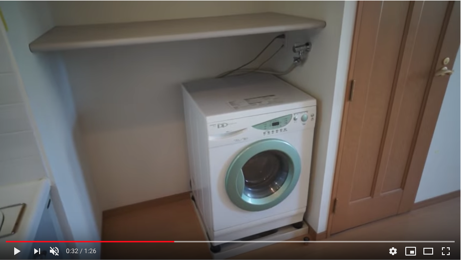 キッチン脇には、洗濯機が設置されています