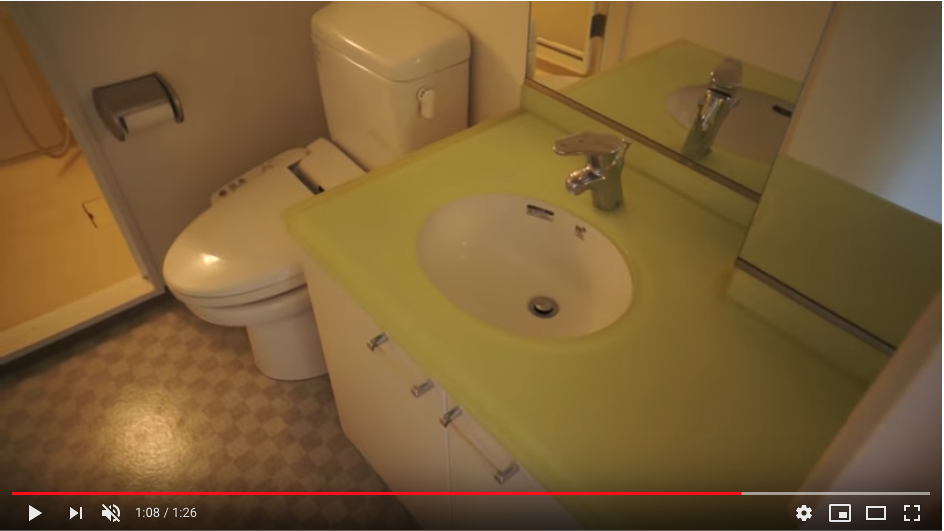 独立洗面台とトイレです。お掃除もしやすいバストイレ別の間取りです