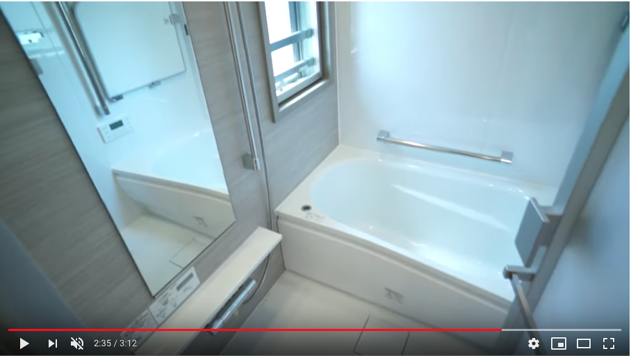 窓がある明るい浴室　追焚き機能や浴室乾燥機も採用されています