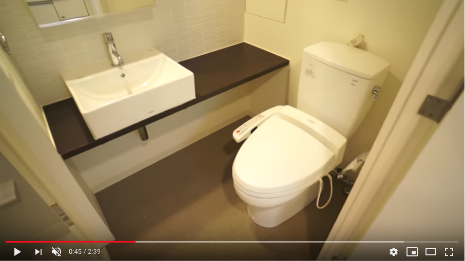 トイレはコンパクト洗面器が付いています