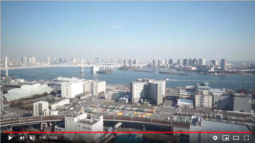 LDKの全面窓から見える美しい眺望。東京湾にレインボーブリッジが見渡せます。